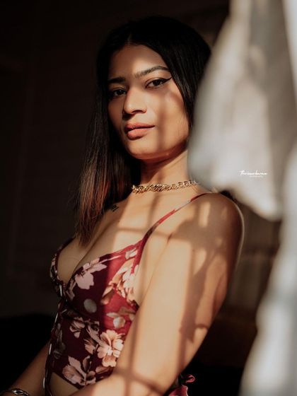 This portrait has a warm, golden feel, thanks to the beautiful natural light. The model's direct look connects instantly with the viewer.