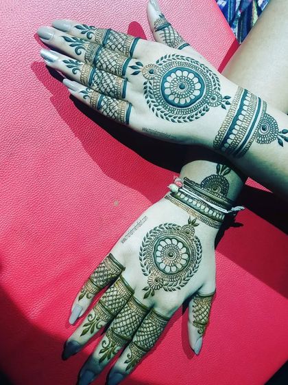 Simple & Chic Mehndi photo 26
