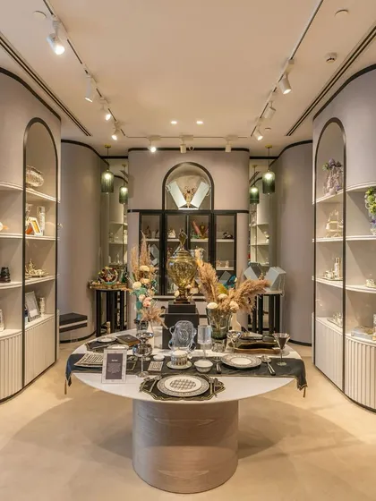 We designed this space for Izzhaar to celebrate the artistry of bespoke gifting. The use of natural light and soothing neutrals creates a serene backdrop, allowing the products to take center stage, while curved elements ensure a seamless flow through the space.