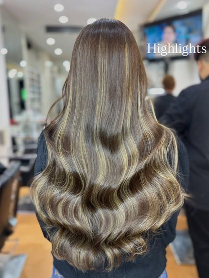 Classic highlights on a dark base. This is a timeless way to add brightness and dimension to your hair.