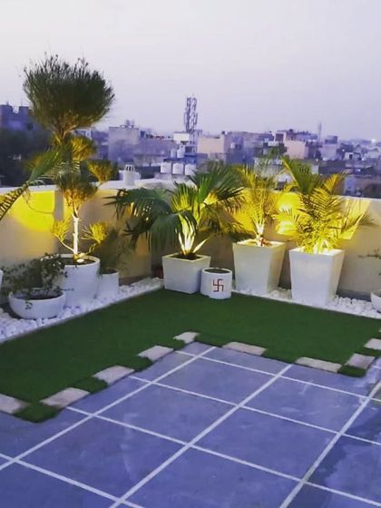 A simple yet effective terrace design. A line of illuminated planters creates a beautiful boundary at dusk, adding greenery and ambient light.