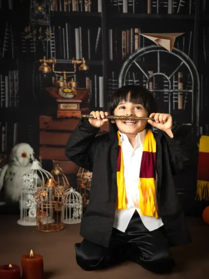 A playful take on the Harry Potter theme, this little wizard is having fun with his wand in the middle of our detailed magical library set.