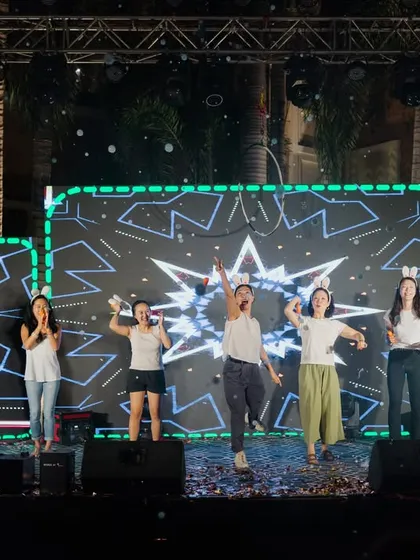 Fun and casual performances are just as important. The friends of the couple put on a lighthearted show on the high-tech LED stage, complete with confetti for a festive finish.