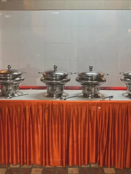 I offer versatile buffet solutions to fit any event style and budget. This clean and simple setup is ideal for office parties, team lunches, and institutional functions.