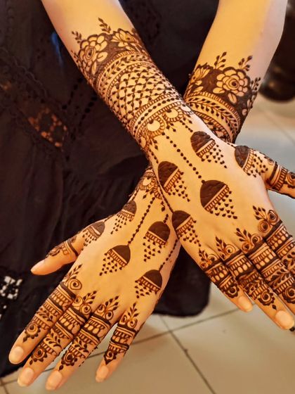 Another take on my favorite jhumka design. The delicate hanging earring motifs cascade down the back of the hands, complemented by intricate netting and finger details for a truly festive appearance.