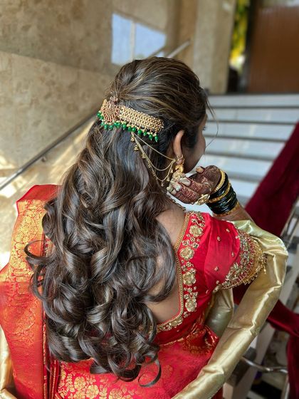 A view of the beautiful, wavy hairstyle adorned with a traditional clip, perfect for a Maharashtrian bridal look.