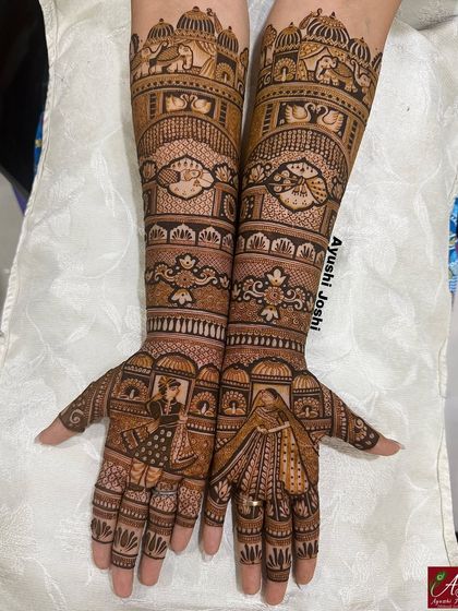 A traditional bridal design featuring the Hastmelap and Gathbandhan ceremonies, along with the couple's initials for a personal touch.