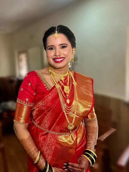 Honoring tradition with this beautiful Maharashtrian bride. I created a classic look with a subtle winged liner, a bright red lip, and traditional gold jewelry, ensuring the makeup complemented the rich silk saree and her heritage.