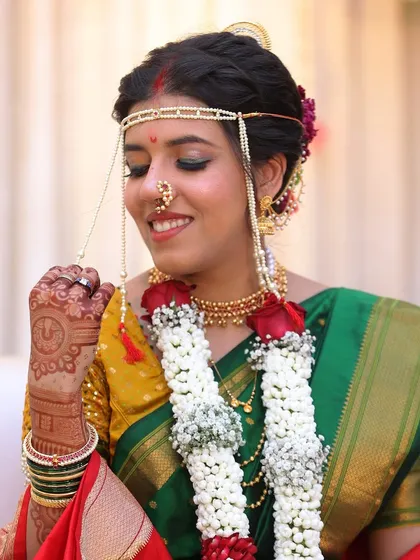 Soft, subtle, and effortlessly hers. This naturally radiant bridal look in a classic green and yellow nauvari lets her true beauty shine through.