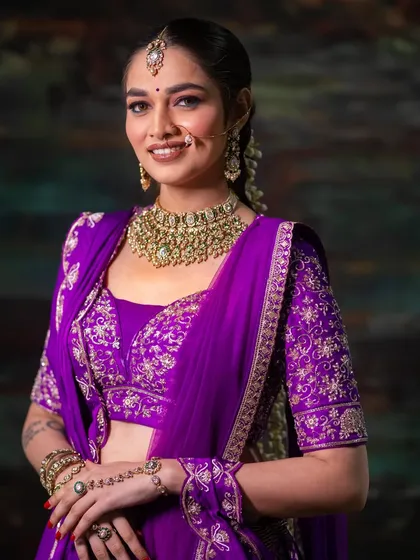 A closer look at the details. This bridal makeup features a pop of turquoise kajal to make the eyes speak, paired with a flawless base and defined brows for a look that is both modern and timeless.