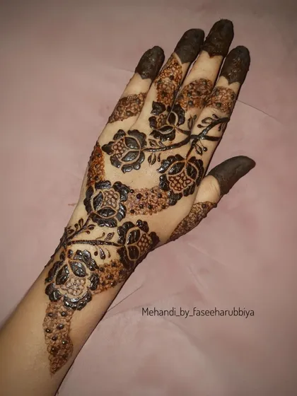 A Khafif henna design, which is a style known for its delicate vines and spaced-out floral motifs.