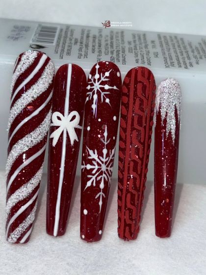 Hello winter! This festive season, join our course and learn to create stunning nail art like this.