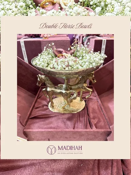 Another look at the Double Horse Bowl, framed to highlight its status as a signature piece. This is a gift designed to celebrate lasting memories and grand occasions.