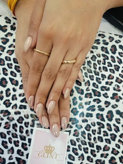 A beautiful and understated choice, these almond-shaped nails are coated in a neutral beige gel polish. This single-color manicure is perfect for a professional, clean, and sophisticated look.