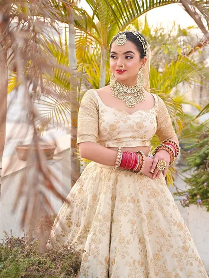 An outdoor shot that brings out the warmth of the ivory and gold tones.