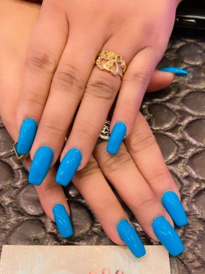 A bright and cheerful set of square-shaped nails in a solid sky blue color. This glossy, vibrant shade is sure to brighten your day.