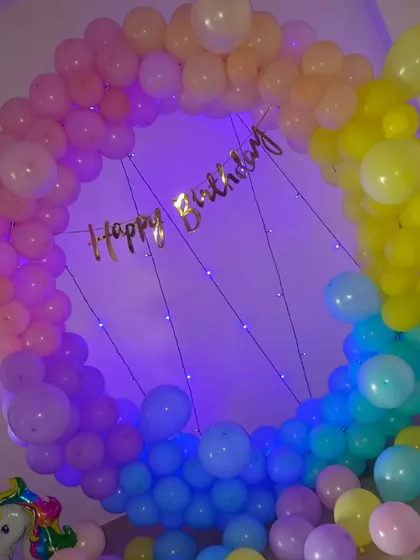 A simple yet beautiful unicorn-themed balloon ring. The pastel rainbow colors and unicorn foil balloons create a dreamy look for a birthday party.