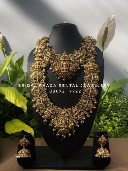 A heavy and grand bridal set with intricate carvings and Kemp stone work. This is the perfect choice for a bride who wants to make a statement.