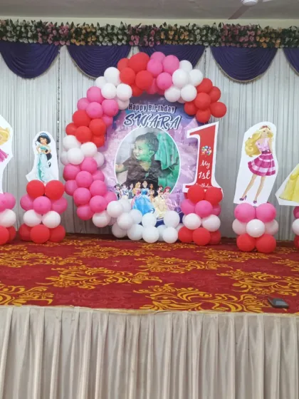 A closer view of the central backdrop for the Princess theme, featuring a photo of the birthday girl.