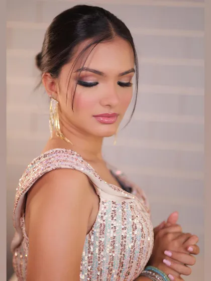 This subtle yet striking cocktail look was crafted by our student Veera. The mesmerizing eye details and clean finish highlight the sophisticated skills learned at our academy.