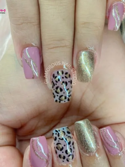 Unleash your wild side! This set combines a soft mauve pink with a classic leopard print and a sparkling gold cat-eye effect. It's the perfect mix of fierce, fun, and feminine.