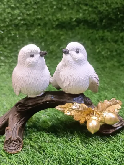 This showpiece of two lovebirds on a branch is a perfect gift for a couple.