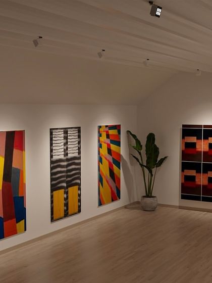 In this art gallery setting, our dynamic track lights with 350-degree rotation are used to perfectly illuminate each piece of colorful artwork. The ability to precisely direct light makes this system ideal for spaces where flexibility and high-quality color rendering are essential.