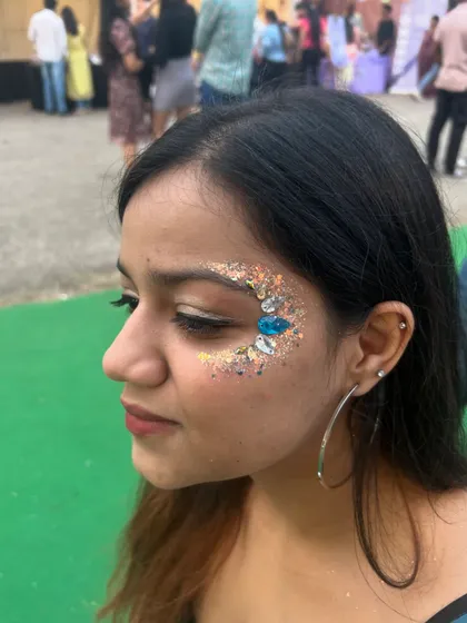 Bookings are live for your next party! A touch of glam with this glitter and jewel design is all you need to stand out.