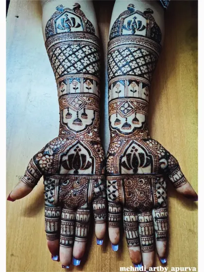 I love how tradition meets elegance in this piece. The palms feature a bold lotus design, while the arms are adorned with detailed bands and a jaali pattern, topped with hanging jhumka motifs.