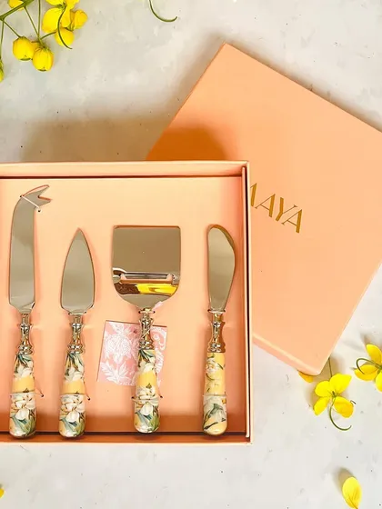 Our Lisbon Lemon cheese knife set is a perfect gift for the host who loves to entertain. The four-piece set comes beautifully packaged in our signature gift box.