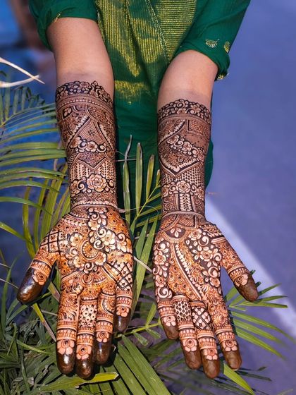 A close-up look at the fine lines and details that go into a full bridal set. Every element, from florals to geometric patterns, is carefully placed.