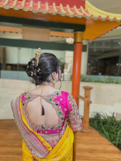 This Maharashtrian bride is wearing a traditional 'khopa' bun, which I've adorned with classic hair jewelry. The side bun beautifully complements her 'nauvari' saree.