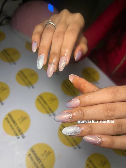 A soft and ethereal design. This set features a pale lavender base with textured white accents and a sprinkle of silver glitter for a touch of sparkle.