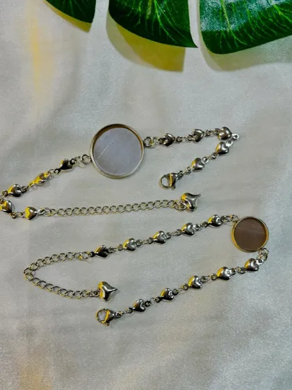 Our heart-bead chain bracelets with a central round bezel are a customer favorite. The silver finish and charming details make them ideal for creating romantic or personalized gifts.