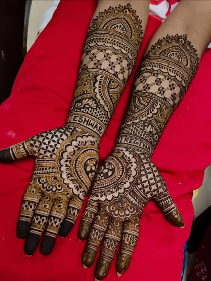 This design features the names of the couple written beautifully along the arms, surrounded by traditional patterns. It's a very personal and romantic touch.