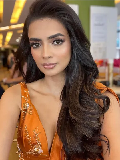 Providing extensions for the gorgeous Nickita Arora. The added volume and subtle layers create a full, healthy, and camera-ready look perfect for any event.