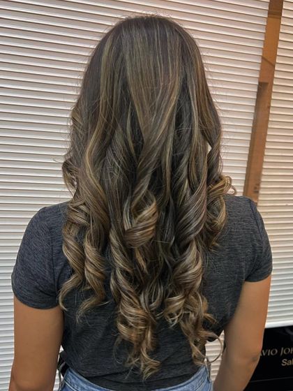 We love cool tones. This look features a beautiful blend of ashy blondes and light browns, creating a sophisticated and modern color melt.