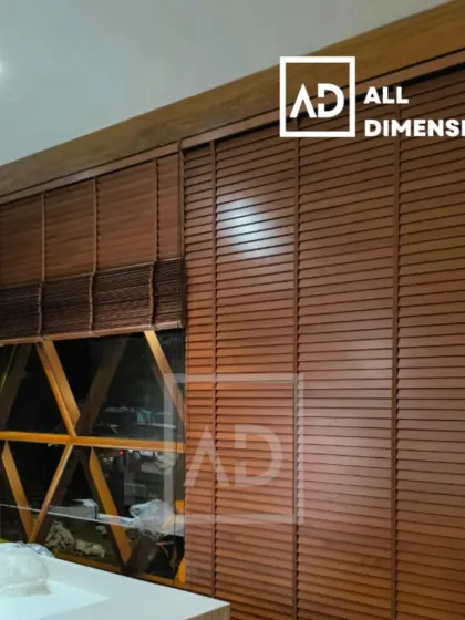 Classic wooden Venetian blinds are a timeless choice for offices and homes. In this project, they offer excellent light control with adjustable slats and add a rich, natural texture to the room's decor.