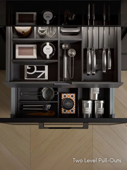 Our two-level pull-out drawers with custom organizers for cutlery and utensils. This system makes the most of drawer depth and keeps everything perfectly arranged.