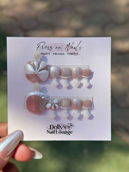 A beautiful press-on set for toes, featuring a large 3D bow and a soft, shimmery pink finish. Perfect for sandal season!