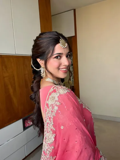 The bride's bubbly personality shines through in this shot. The makeup is light and effortless, just as she requested, with no heavy kajal or liner.