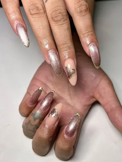 For those who love a bit of sparkle, this set combines a shimmering cat-eye base with gold chrome tips and a heart accent.