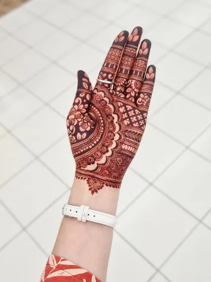 The mature stain of a detailed design, looking so crisp and clear. I love how the intricate patterns stand out.