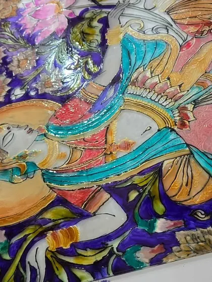 Discover the luminous art of glass painting. This intricate piece shows the beautiful effects you can create by learning our techniques for outlining and layering colors on a glass surface.