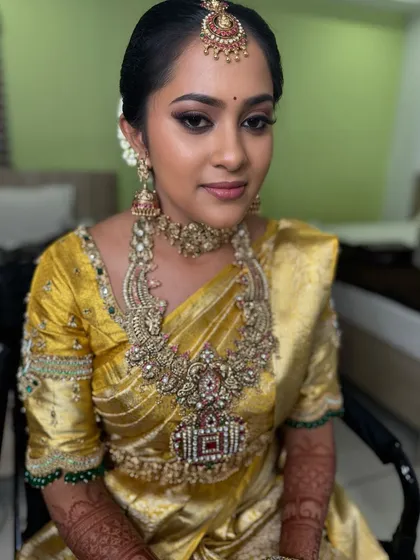 A beautiful portrait of my bride Vani. Her flawless Muhurtham makeup features a soft, warm-toned eyeshadow look and a neutral lip, letting her magnificent jewellery take centre stage.
