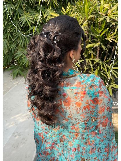 The final look, a beautiful and voluminous ponytail perfect for a bridesmaid.