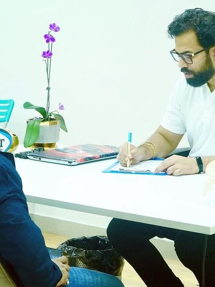 A detailed assessment in progress. Using models of the spine and other tools, we explain your condition in a way that is easy to understand, empowering you in your own recovery.