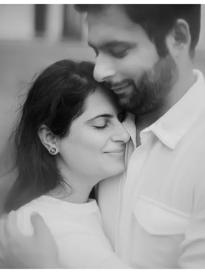 Sometimes, black and white captures emotion in its purest form. This intimate close-up portrait strips away all distractions, focusing solely on the quiet trust and affection between the couple.