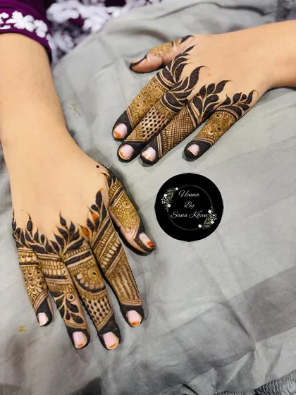 Another view of the modern finger mehendi, showing how the design looks on both hands. The symmetry and boldness of the pattern are very eye-catching.