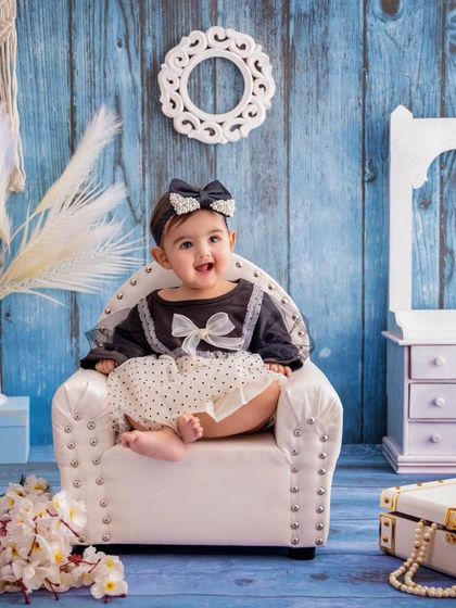 A different chair, a different bow, but the same adorable smile. I love offering variety within a single session.